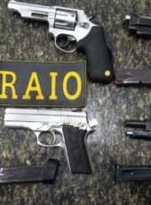 Quatro armas de fogo são apreendidas após BPRaio abordar carro roubado na AIS 08