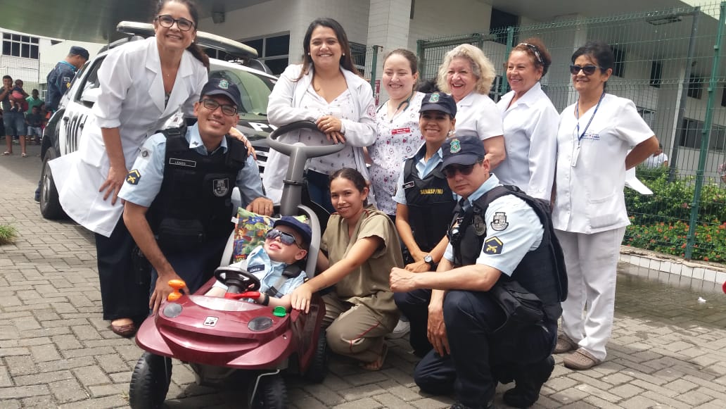 Policiais militares realizam sonho de criança no Hospital Albert Sabin