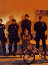 Criança de Itapajé-CE recebe bicicleta de policiais militares