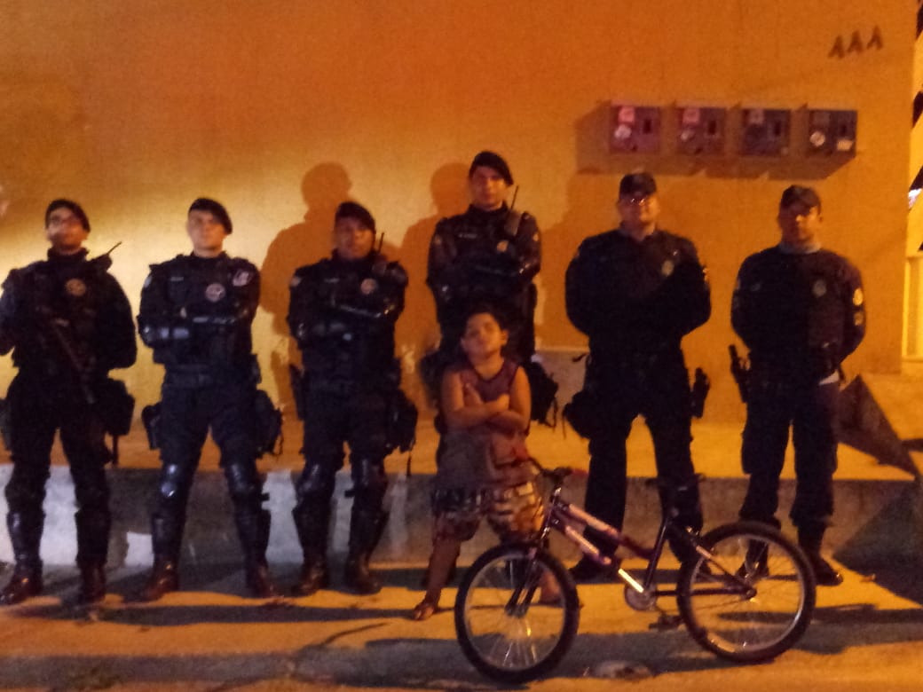 Criança de Itapajé-CE recebe bicicleta de policiais militares