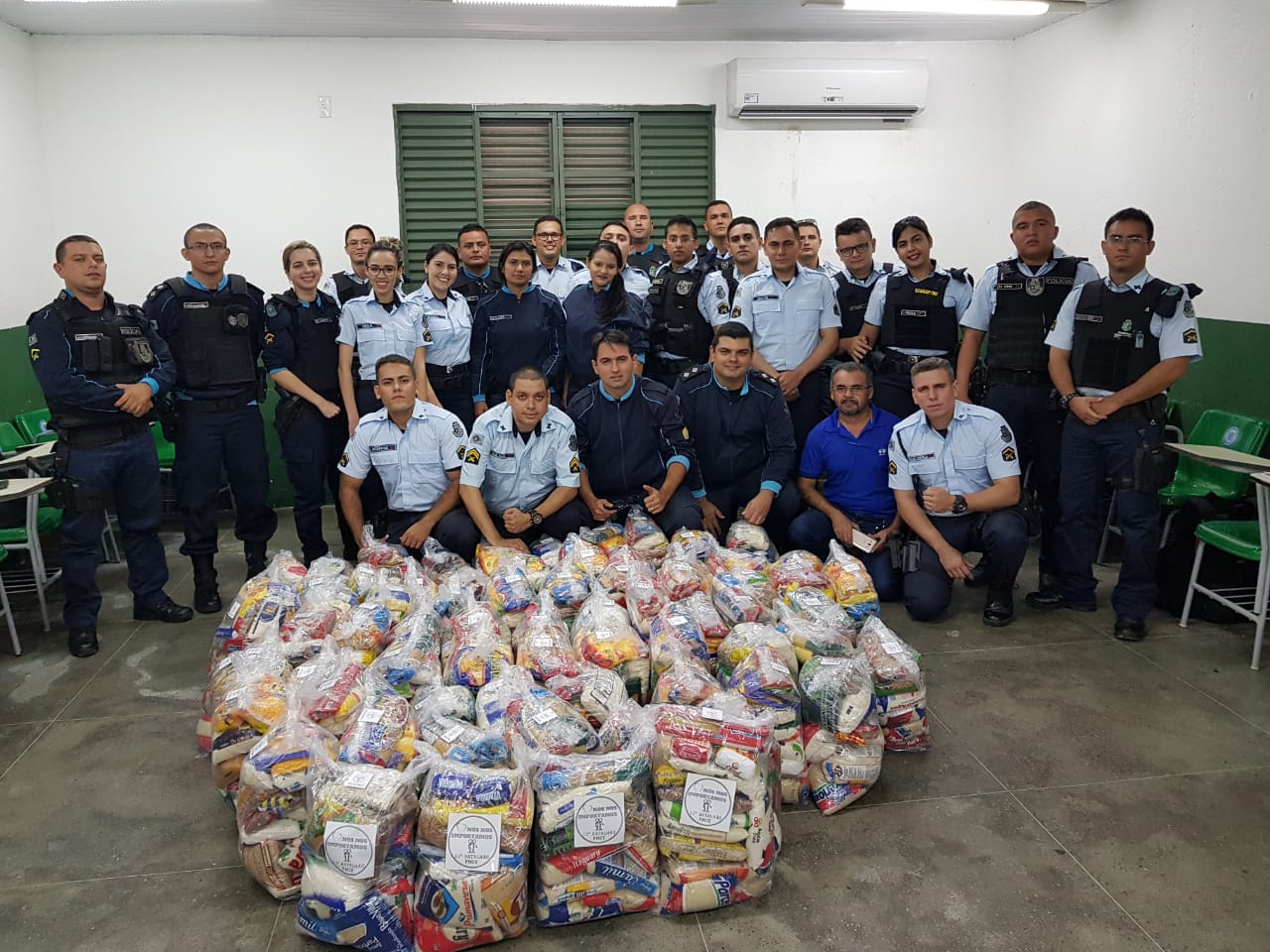 Policiais Militares arrecadam 925 kg de alimentos para doação de cestas básicas a famílias carentes