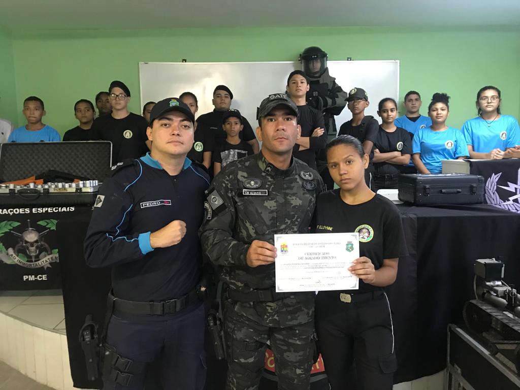 Grupo de Ações Táticas Especiais GATE realiza palestra para jovens de