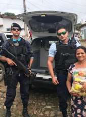 Policiais Militares realizam doação de cestas básicas em comunidade carente da serra de Pacoti/CE