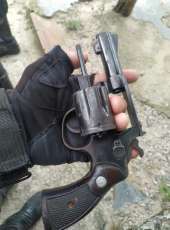 Polícia Militar efetua prisão e apreende arma