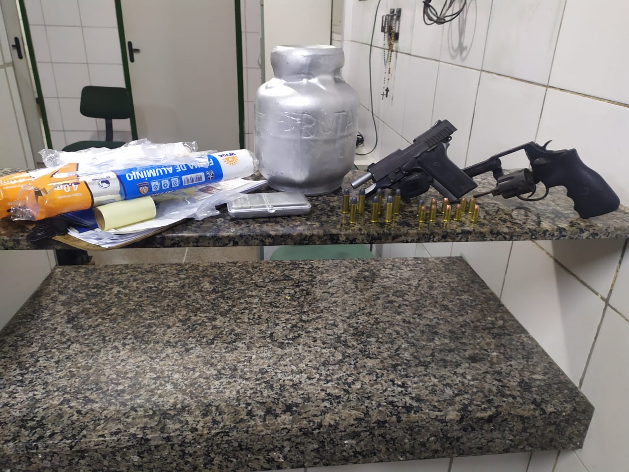 PMCE PRENDE EM FLAGRANTE NOVE PESSOAS NO BAIRRO JARDIM DAS OLIVEIRAS