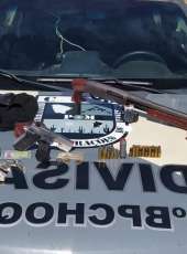 Suspeito é preso pela PMCE por porte ilegal de arma e tráfico de drogas, em Frecheirinha-CE