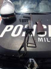 PMCE apreende espingarda calibre .12 e chassi de moto roubada