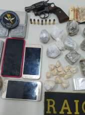 PMCE prende um suspeito com arma de fogo e drogas em Iguatu