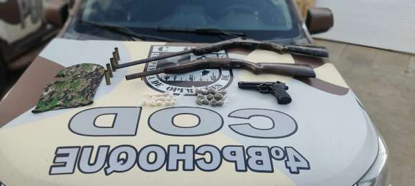 PM apreende espingardas e drogas escondidas em acampamento de Aracati-CE