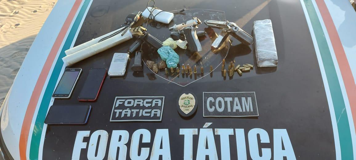 Operação da PMCE resulta na prisão de três suspeitos e apreensão de armas e droga no Cumbuco