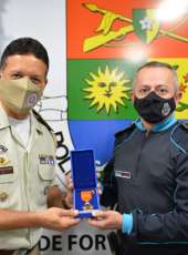 Comando da PMCE condecora Subcomandante da PMBA com a medalha Mérito Policial Militar