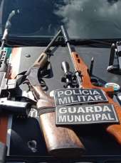 Após denúncias, PMCE e Guarda Municipal apreendem quatro armas de fogo e prendem suspeito em Frecheirinha-CE
