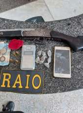 Homem é preso pelo CPRaio por posse ilegal de arma, tráfico de drogas e organização criminosa em Pindoretama-CE