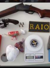 PMCE prende homem com duas armas e drogas em Iguatu-CE