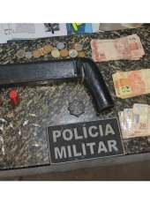 PMCE captura dupla com arma de fogo e drogas no conjunto Frei Domingos em Guaramiranga-CE