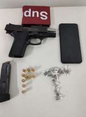 Dupla que estava com arma e droga em carro é presa pela PMCE em Maracanaú