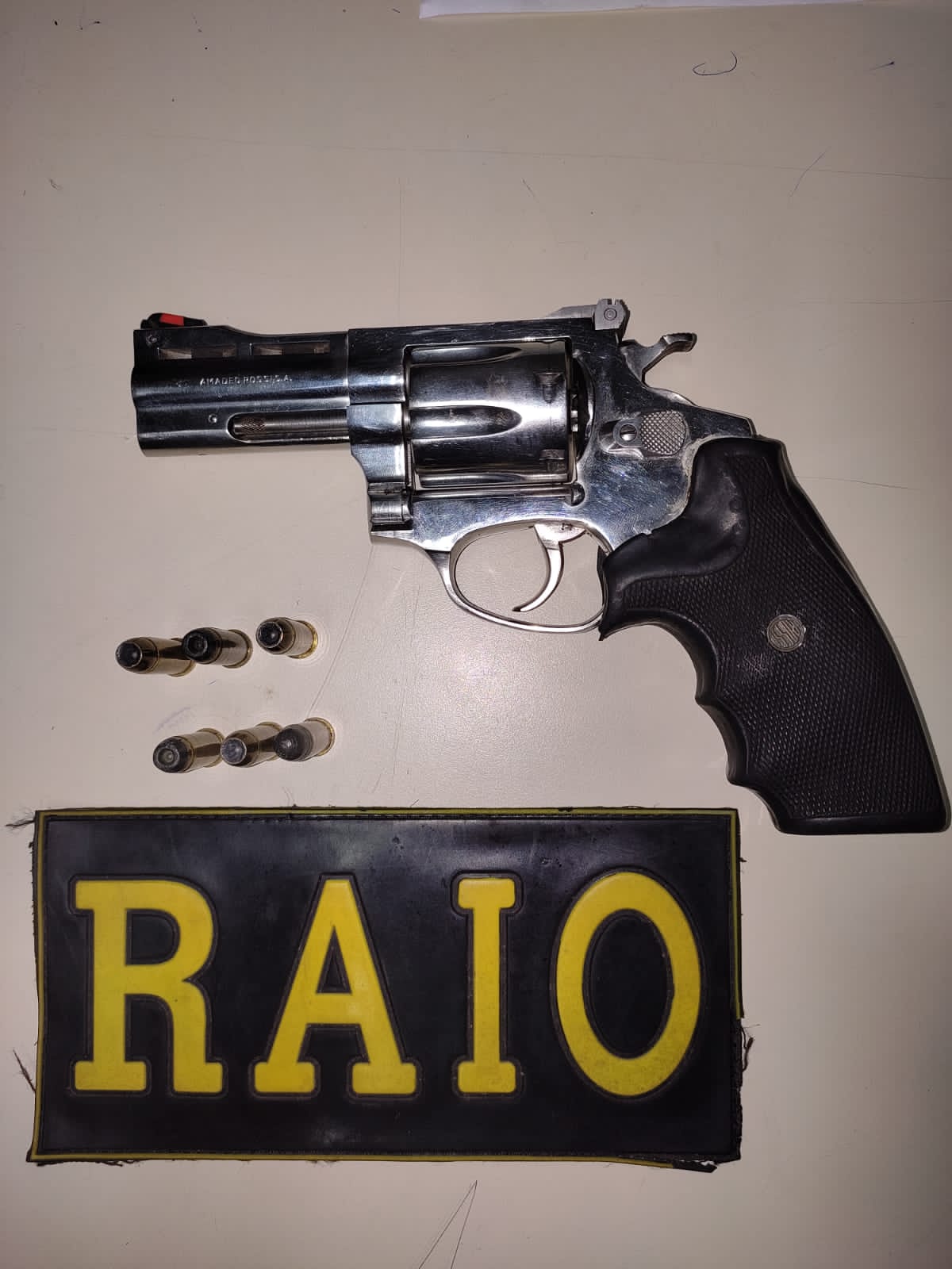 Indivíduo é preso após ser flagrado tentando se desfazer de arma de fogo em  Camocim - Polícia Militar