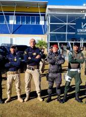 Policiais militares do Ceará que detiveram suspeito de crime contra policiais federais recebem homenagem durante solenidade de aniversário da PRF em Florianópolis-SC