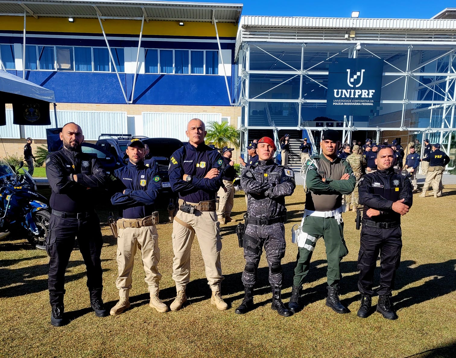 Policiais militares do Ceará que detiveram suspeito de crime contra policiais federais recebem homenagem durante solenidade de aniversário da PRF em Florianópolis-SC