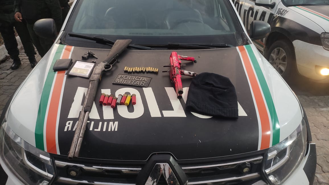 Em abordagem a carro, PMCE captura quatro suspeitos e apreende armas de