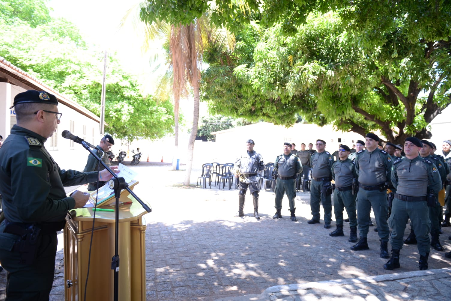 Policiais militares recebem homenagem de servidores padrão em Juazeiro ...