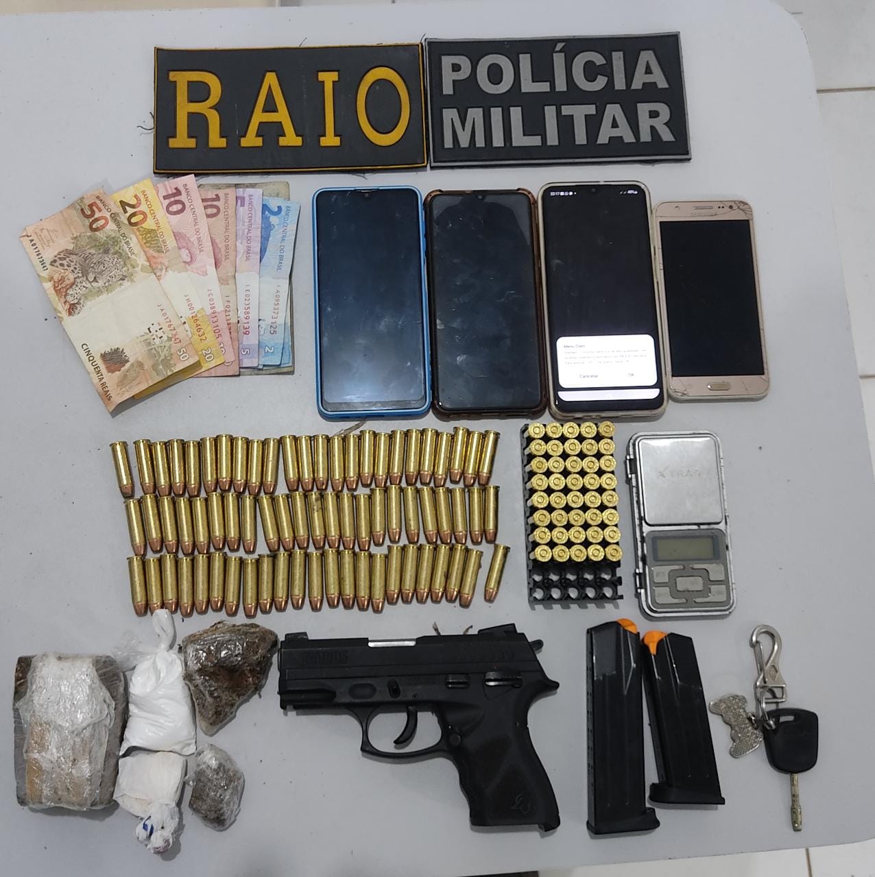 Casal é preso com arma de fogo de uso restrito, 110 munições e drogas em  Camocim - Polícia Militar