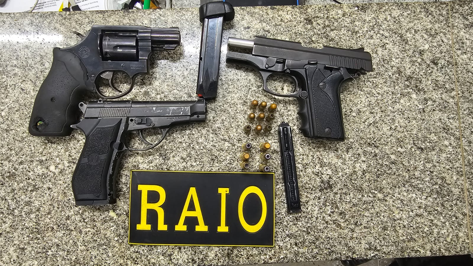 PMCE apreende duas armas e um simulacro em Quixadá