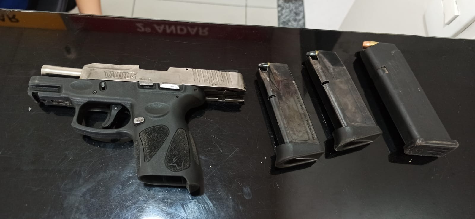 Suspeito com extensa ficha criminal e mandado de prisão em aberto é preso pela PMCE em posse de arma de fogo em Fortaleza