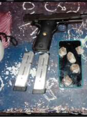 CPRaio da PMCE captura suspeito com arma de fogo e drogas em Paracuru