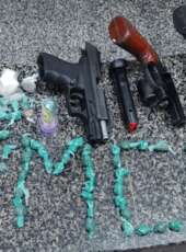 PMCE prende trio e apreende três armas de fogo e drogas em Pacatuba-CE