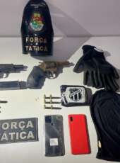 Em Fortim, PMCE prende dupla e apreende revólver e pistola