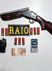 PMCE prende casal com arma, droga e rádio de comunicação, em Aracati