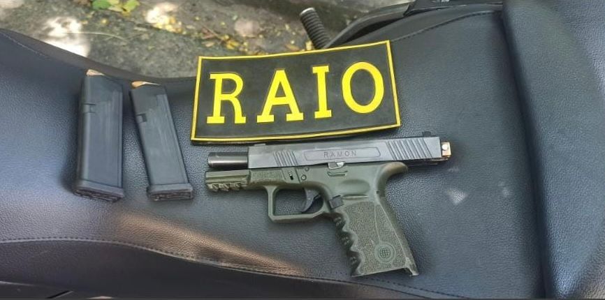 CPRAIO prende suspeito com pistola .9mm e 32 munições no Centro