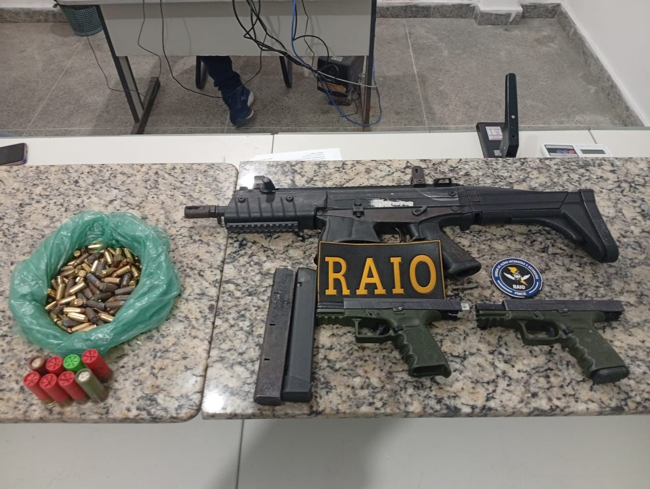 PMCE apreende três armas de fogo e prende trio, após confronto na Barra do Ceará