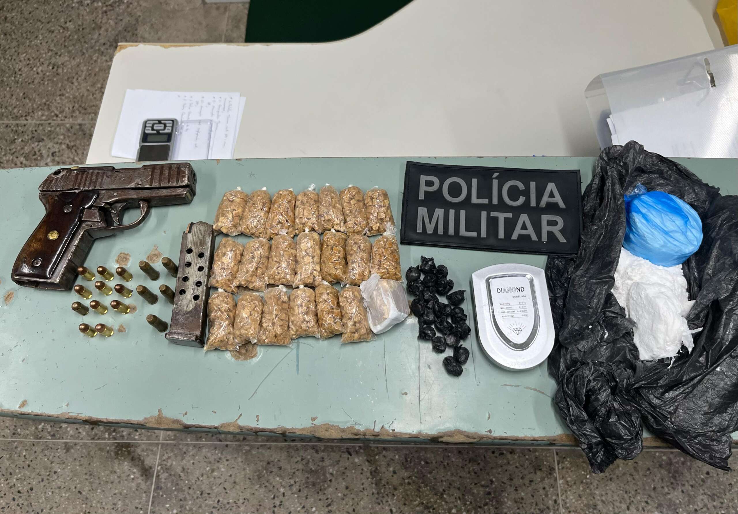 PMCE apreende arma de fogo de uso restrito, drogas e munições em Camocim -  Polícia Militar