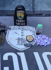 PMCE captura dupla e apreende revólver e drogas em Caucaia