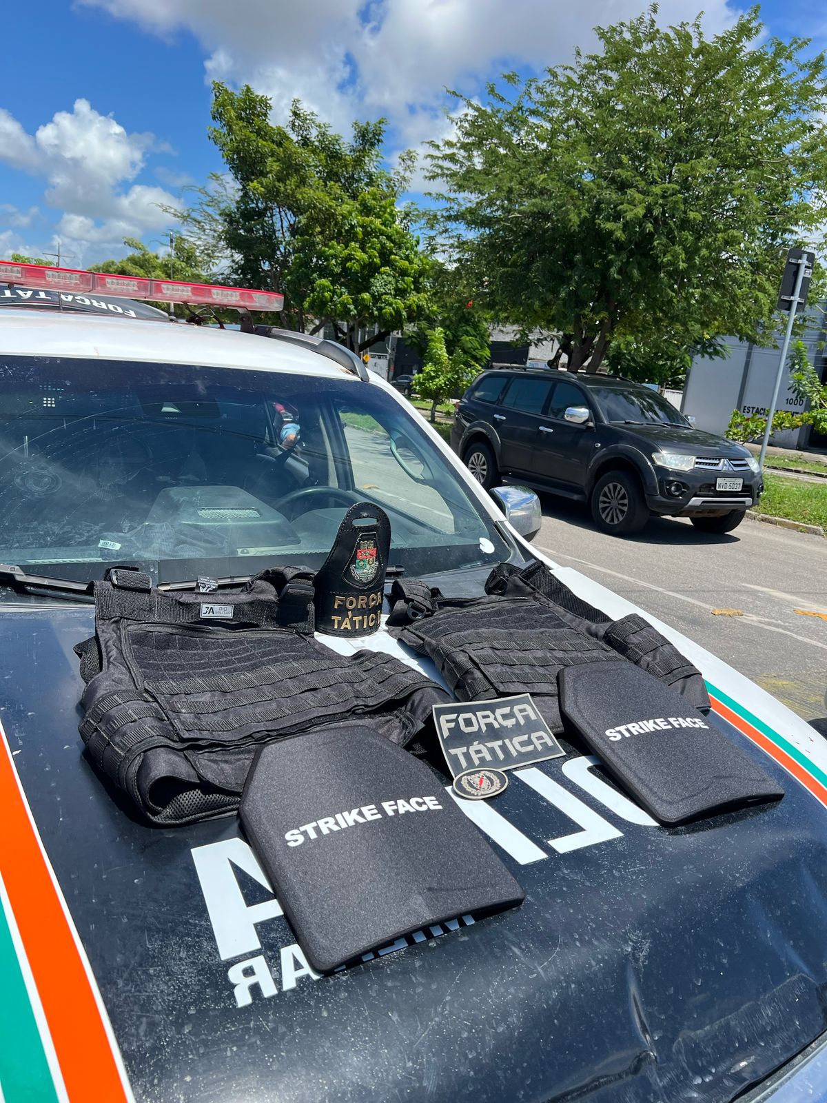 PMCE prende homem com carro adulterado, coletes balísticos e munições no Passaré