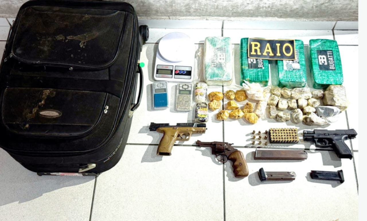 PMCE apreende mais de cinco quilos de drogas, três armas de fogo e prende suspeito em Sobral