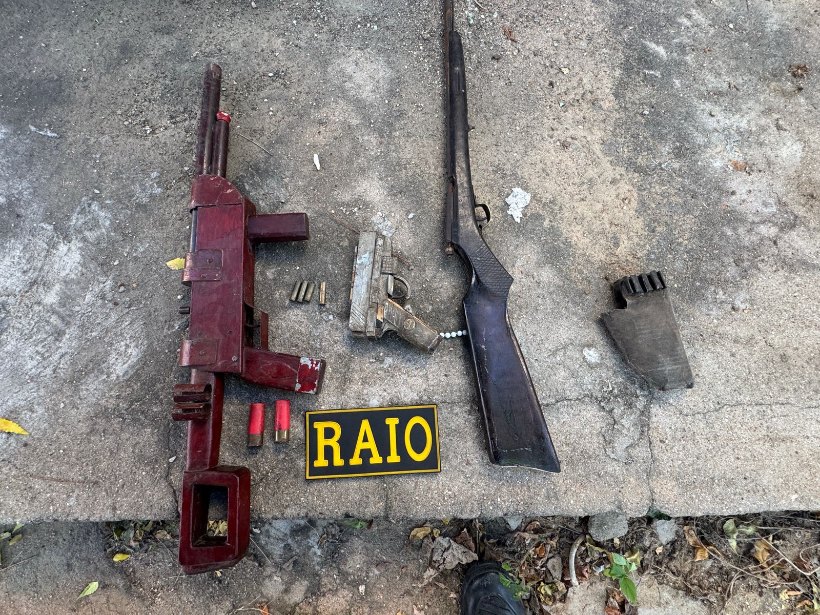 CPRaio da PMCE apreende três armas de fogo artesanais em Crateús