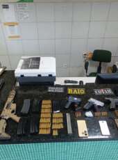 PMCE apreende arsenal e captura três suspeitos em ação policial no bairro Boa Vista, em Fortaleza