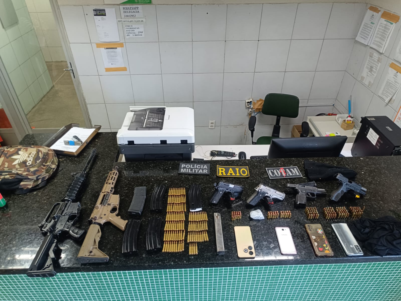 PMCE apreende arsenal e captura três suspeitos em ação policial no bairro Boa Vista, em Fortaleza