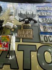 PMCE prende mulher e apreende arma, drogas e placas veiculares em Ibicuitinga