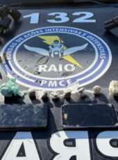 PMCE captura trio suspeito de homicídio e apreende armas e drogas em Itarema