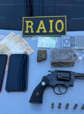 PMCE apreende revólver, drogas e prende dupla no bairro Bela Vista, em Fortaleza