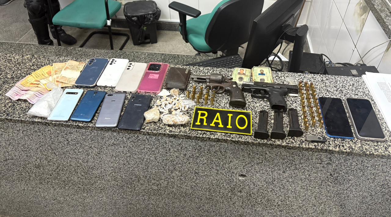 CPRaio resgata motorista de aplicativo em cárcere privado e prende cinco suspeitos com armas, drogas e veículos roubados em Maracanaú