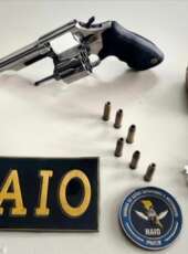 PMCE apreende arma de fogo e entorpecentes em terreno abandonado em São Gonçalo do Amarante