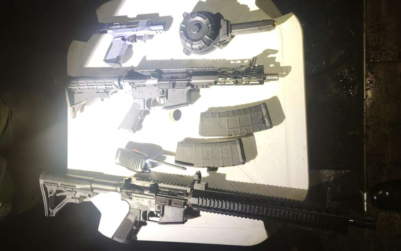 Na madrugada de Natal, PMCE apreende dois fuzis e pistola na Barra do Ceará, em Fortaleza