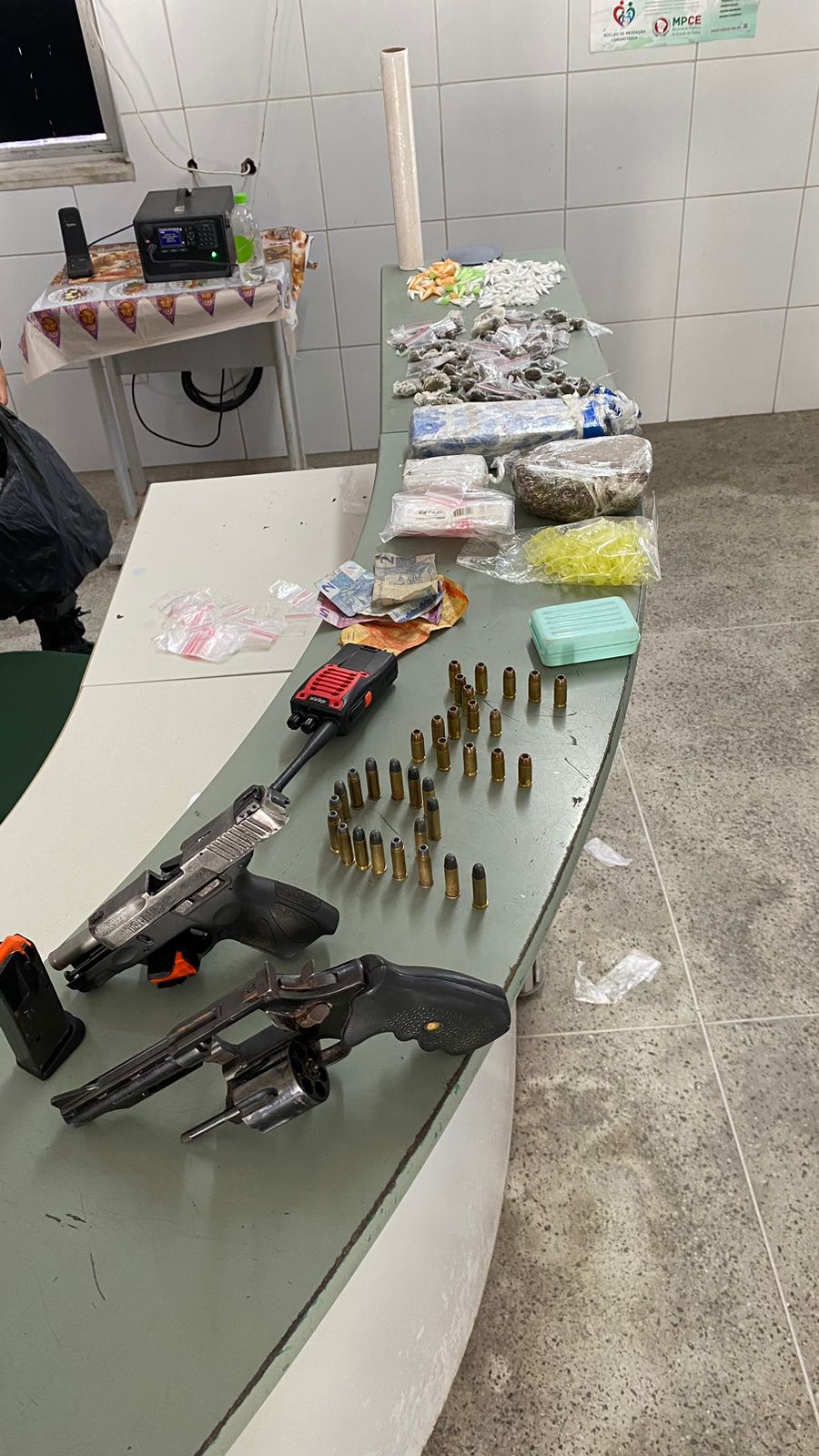 PMCE apreende drogas, armas e munições em imóvel abandonado no bairro Quintino Cunha, em Fortaleza