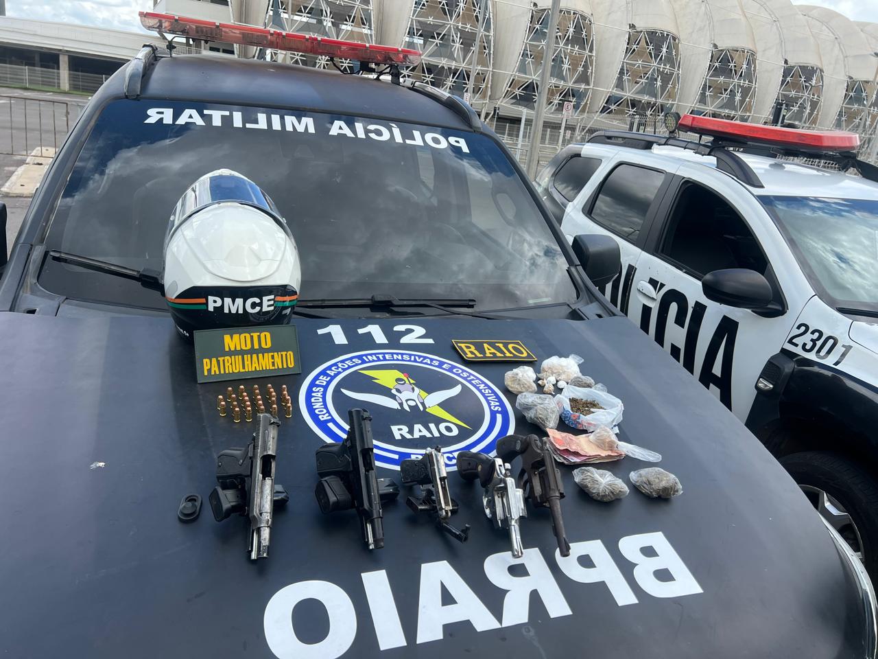 PMCE prende cinco suspeitos e apreende cinco armas de fogo e drogas em Juazeiro do Norte