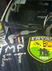 PMCE apreende espingarda calibre 12 e drogas em terreno abandonado em Caucaia